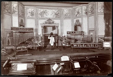 Uitzicht op de Instrumentale Willards, in kostuum op een uitgebreid podium gevuld met unieke muziekinstrumenten, New York, 1907